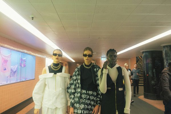 Come adattare la moda delle spalline imbottite in un contesto quotidiano?