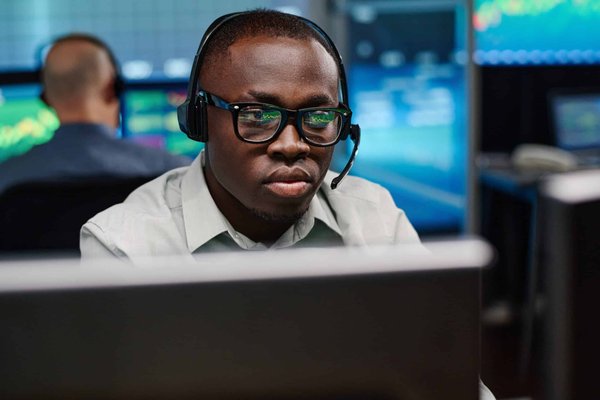 Come può un investitore privato utilizzare l'analisi tecnica per il trading di azioni a breve termine?